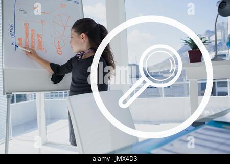 Digital Composite Lupen-Symbol gegen Büro Kind Mädchen schreiben Hintergrund Stockfoto