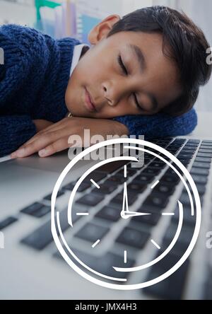 Digitalen Verbund aus Uhrsymbol gegen Laufbursche Kind schlafen Hintergrund Stockfoto