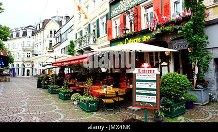 Restaurants und Geschäftshäuser in der Altstadt Baden-Baden, Baden-Württemberg, Deutschland Stockfoto