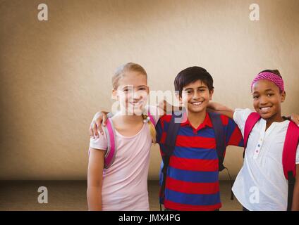 Digital Composite Kinder Freunden zusammen im leeren Raum Stockfoto