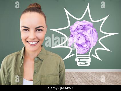 Digital Composite Frau stehend nahe bei Glühbirne mit gerillter Kugel vor Tafel Stockfoto