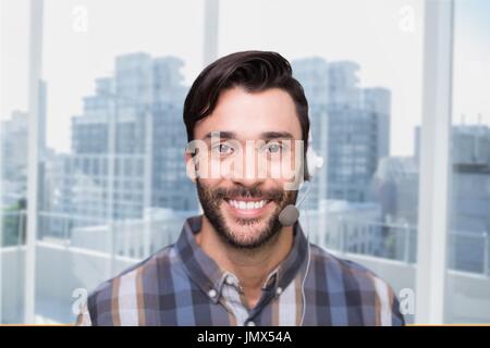 Digitalen Verbund aus zufriedenen Kunden Pflege repräsentativer Mann gegen Stadt Hintergrund Stockfoto