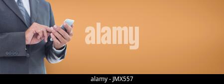 Digitalen Verbund der Geschäftsmann mit einem Telefon orange Hintergrund Stockfoto