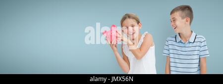 Digitalen Verbund von fröhlicher Junge und fröhliches Mädchen hält ein Sparschwein vor blauem Hintergrund Stockfoto
