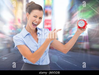 Digitalen Verbund von Frau Holding Uhr vor Stadt rush Stockfoto