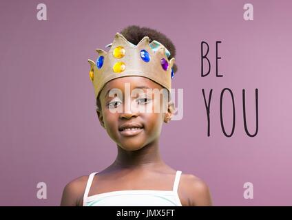Digitalen Verbund aus werden Sie Text mit Mädchen mit Krone mit leeren lila Hintergrund Stockfoto