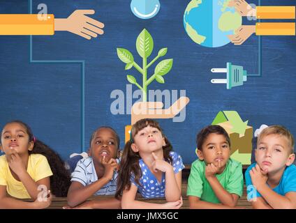 Digital Composite Kinder denken zusammen und blauen Wand mit recycling und erneuerbare Grafiken Stockfoto