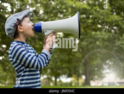 Digital Composite jungen mit Megaphon vor Bäumen Stockfoto