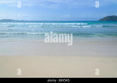 Sandy Beach und Wellen, Insel Tortola, Britische Jungferninseln, Karibik Stockfoto