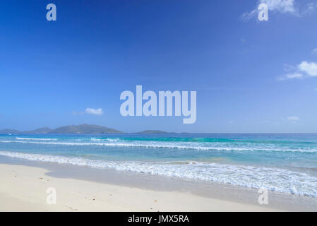 Sandy Beach und Wellen, Insel Tortola, Britische Jungferninseln, Karibik