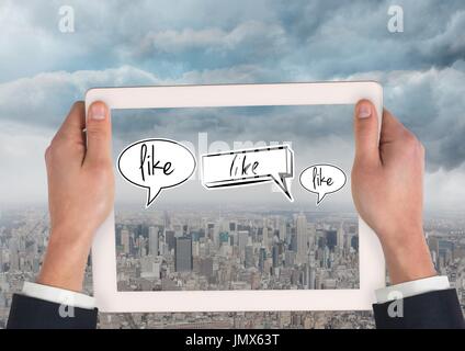 Digital Composite Tablet zu halten und wie Speech bubbles über Stadt Stockfoto