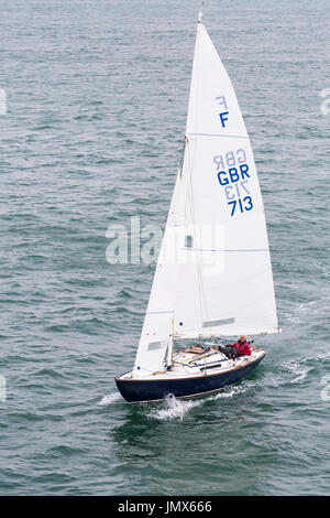 Folkboat Yacht Segeln im Solent zwischen Lymington und Yarmouth, Isle of Wight, Hampshire, Großbritannien im Juli - Folkboat Stockfoto