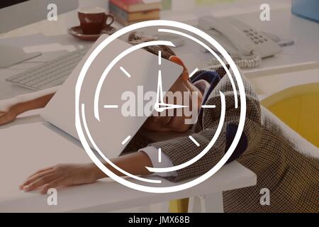 Digitalen Verbund aus Uhrsymbol gegen Laufbursche Kind schlafen Hintergrund Stockfoto