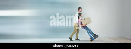 Digitalen Verbund der Mann bewegt sich Frau mit einer Kiste in ihr neues Haus Stockfoto