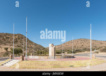 WINDHOEK, NAMIBIA - 16. Juni 2017: Eine Steinskulptur am Kreisverkehr bei Heroes Acre, eine offizielle Kriegerdenkmal der Republik Namibia, der sout Stockfoto