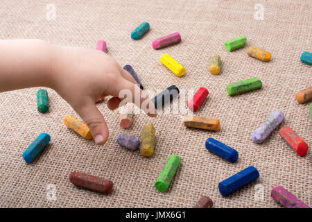 Verwendete Farbe Buntstifte und ein Kleinkinder Hand zeigen Stockfoto