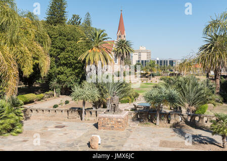 WINDHOEK, NAMIBIA - 17. Juni 2017: Gärten an der Tintenpalast (Deutsch für "Tintenpalast"), der namibische Parlamentsgebäude in Windhoek. Statue von hier Stockfoto