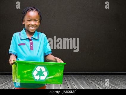 Digital Composite jungen hält recycling-Box vor Tafel Stockfoto