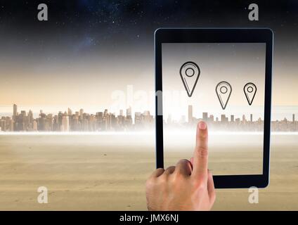 Digital Composite Tablet und Stadt mit Marker Lage Zeiger zu halten Stockfoto