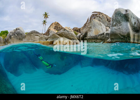 Die Bäder, Splitlevel mit Schnorchler und hochzukommen, die Bäder, Virgin Gorda Island, Britische Jungferninseln, Karibik Stockfoto