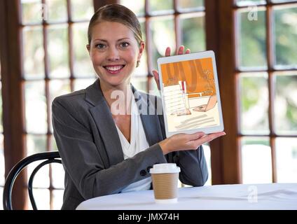 Digital Composite glücklich Frau mit Tablet zeigt die neue Büro-Linien (Farbe: Orange) Stockfoto
