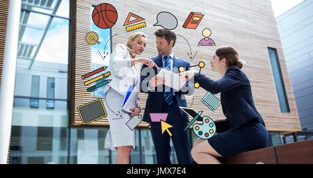 Digital Composite Digital zusammengesetztes Bild der verschiedenen Symbole mit dem Geschäftsmann diskutieren im Hintergrund Stockfoto