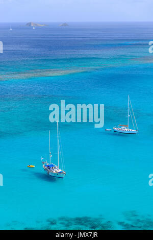 Segelboote in der Bucht von Savannah Bay, Savannah Bay, Britische Jungferninseln, Karibik Stockfoto