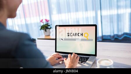 Digital Composite abgeschnitten Bild der Geschäftsfrau auf Laptop mit Text beim Kaffeetrinken im Büro arbeiten Stockfoto