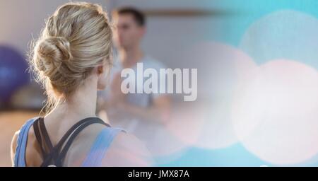 Digitalen Verbund aus Rückansicht des Frau mit Haar Bun praktizieren Yoga im bokeh Stockfoto