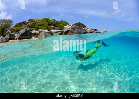 Die Bäder, Splitlevel mit Schnorchler und hochzukommen, die Bäder, Virgin Gorda Island, Britische Jungferninseln, Karibik Stockfoto