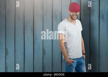 Gut aussehender Mann mit Hut Holz Hintergrund Stockfoto