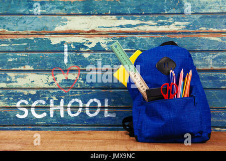 Ich liebe Schule Text auf weißem Hintergrund gegen Schultasche auf Tisch Stockfoto