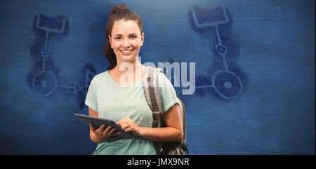 Glückliche Schüler mit Tablet vor blauem Hintergrund Stockfoto