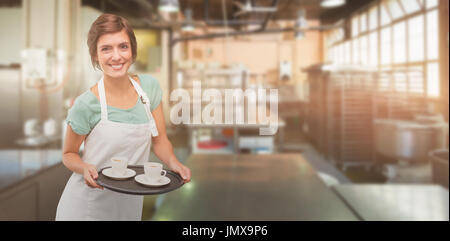 Kellnerin, die Tasse Kaffee gegen niemand im Raum geben Stockfoto