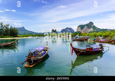 Hat Noppharat Thara, Thailand - Januar 5, 2013: Long-tail Boote für touristische Ausflüge in die Bucht mit Kalkstein Karst am Horizont in der Provinz Krabi günstig Stockfoto