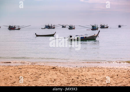 Flotte von fischerboote vor Anker aus Khlong Muang Beach in der Provinz Krabi, Thailand Stockfoto