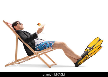 Geschäftsmann mit Schwimmen Flossen und einem cocktail entspannen im Liegestuhl isoliert auf weißem Hintergrund Stockfoto