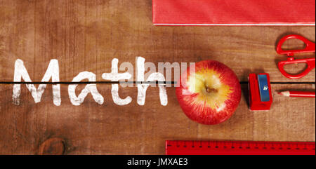 Mathematischen Text auf weißem Hintergrund gegen Draufsicht des Apfels mit Lineal und tablet Stockfoto