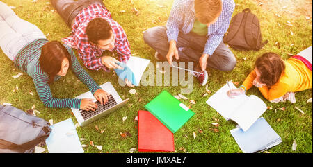 College-Studenten mit Laptop während der Hausaufgaben im park Stockfoto