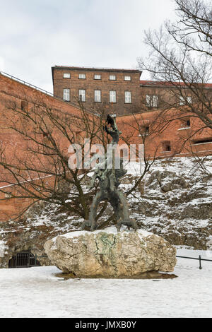 Drache des Wawel Schloss Skulptur - Symbol von Krakau, Polen. Stockfoto