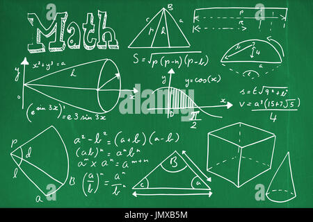 Geometrische Formen mit mathematischen Text gegen Tafel mit textfreiraum auf Holzbrett Stockfoto