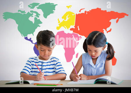 Kinder schreiben über Bücher am Tisch vor grauem Hintergrund Stockfoto