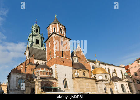 Basilika St. Stanislaw, Uhrturm und Vaclav oder Wawel Kathedrale auf dem Wawel-Hügel in Krakau, Polen Stockfoto