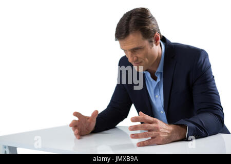 Frustriert Geschäftsmann gestikulieren vor weißem Hintergrund Stockfoto