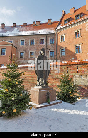 Statue von Papst Johannes Paul II (seligen Johannes Paul oder Johannes Paul der große Papa Giovanni Paolo II, Karol Józef Wojtyla) auf Wawel in Krakau, Polen. Stockfoto