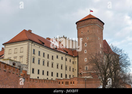 Wawel Schloss Senator Königsturm mit polnischer Flagge in Krakau, Polen. Stockfoto