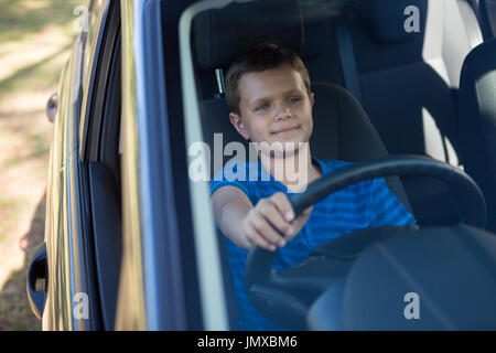 Lächelnde Teenager Autofahren Stockfoto