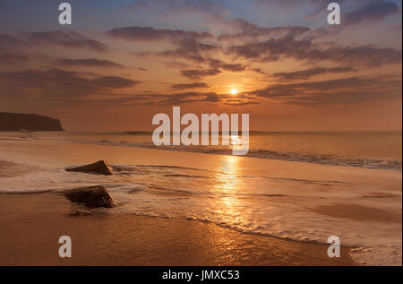 Goldene Stunde Sonnenuntergang am Strand von Cabo Ledo, angola Stockfoto