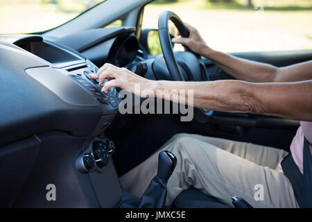 Mittleren Teil des senior Frau Autofahren Stockfoto