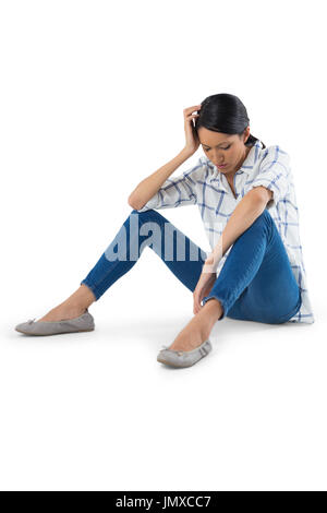 Traurige Frau entspannende vor weißem Hintergrund Stockfoto